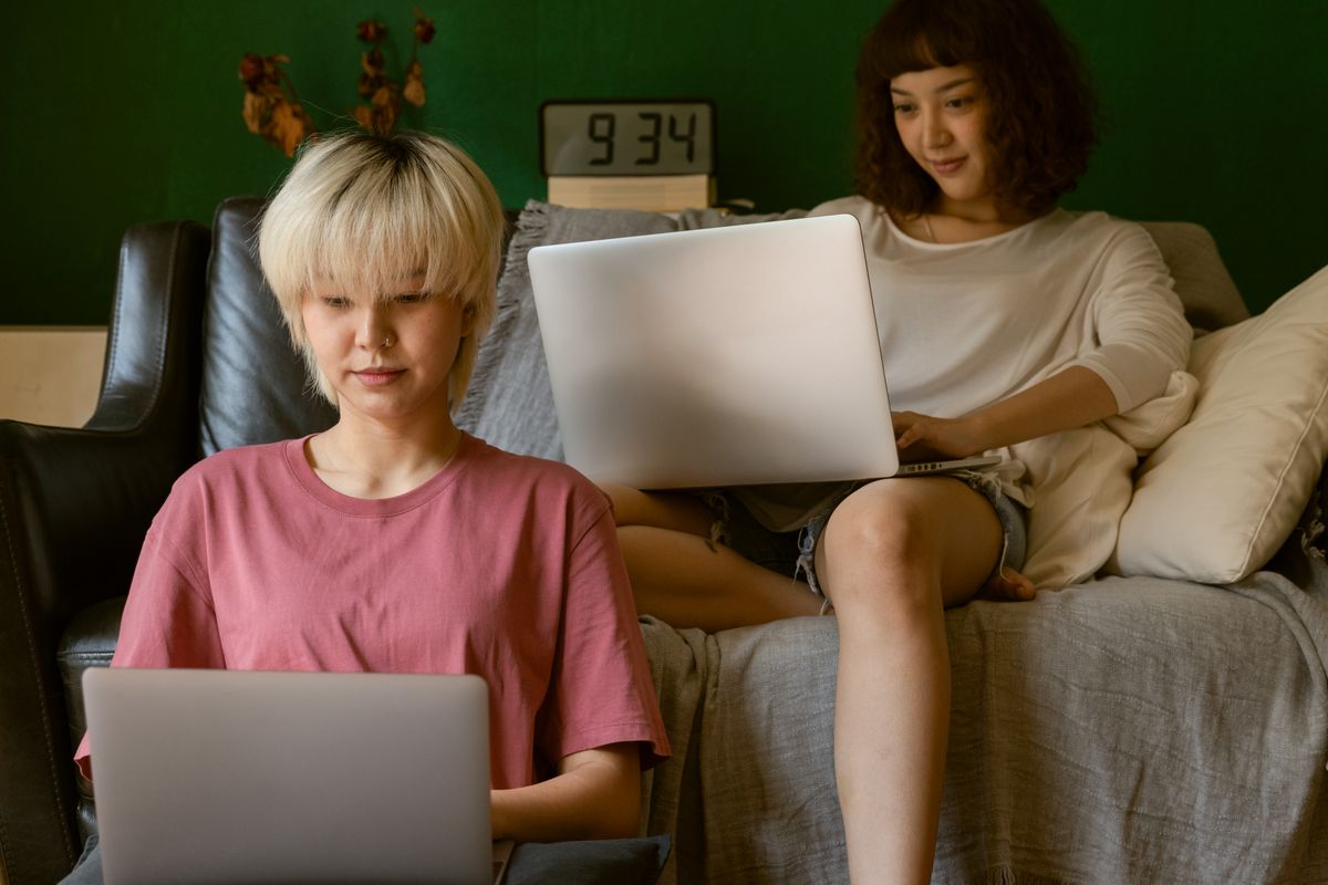 Lavorare da remoto all’estero: 5 requisiti e come non pagare l’alloggio