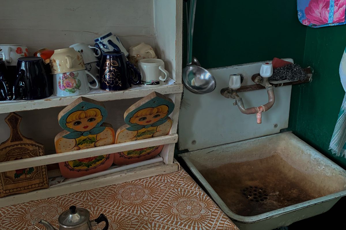 Regole della casa: un foglio di istruzioni sul piano della cucina