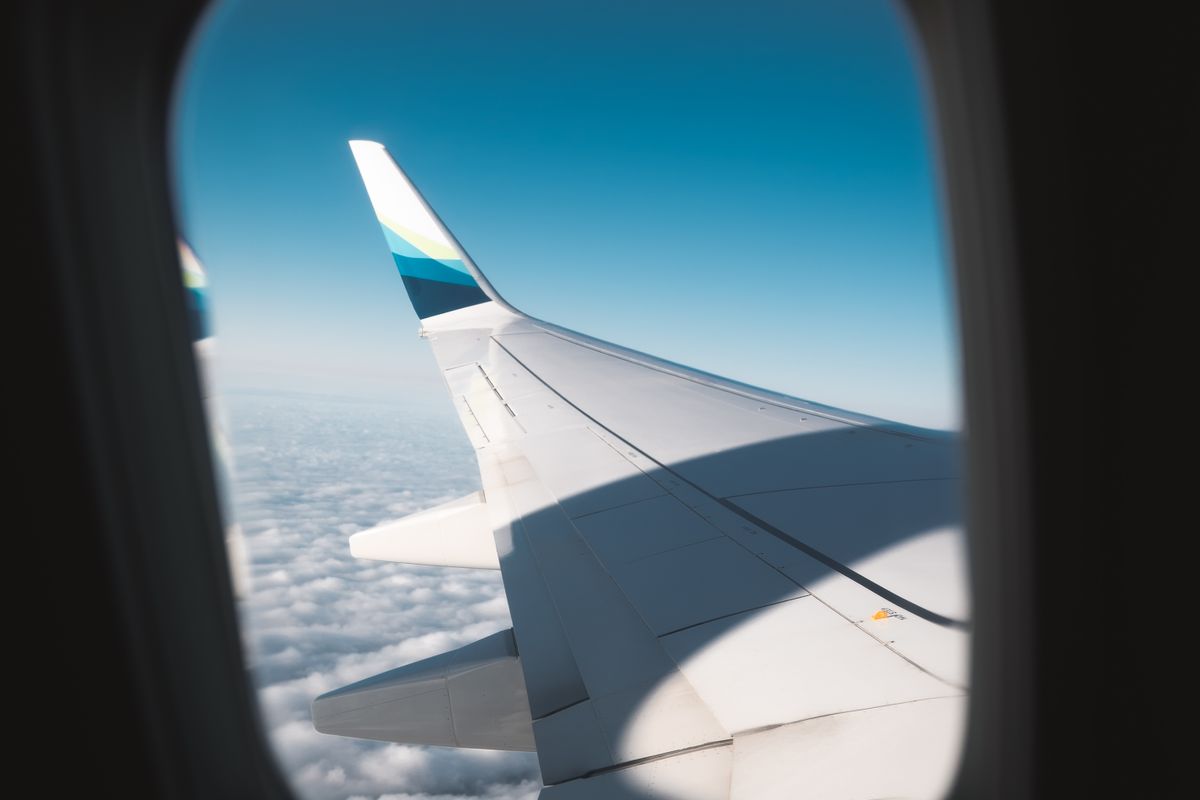 Scambio casa internazionale: finestrino di un aereo sopra le nuvole